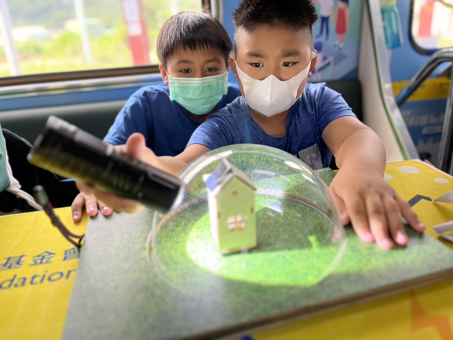 JDB电子參與基礎科學主題車廂，以STEAM教學精神，設計「逐日科學家」、「太陽能工程師」以及「淨零建築師」三大能源科普課程和實驗