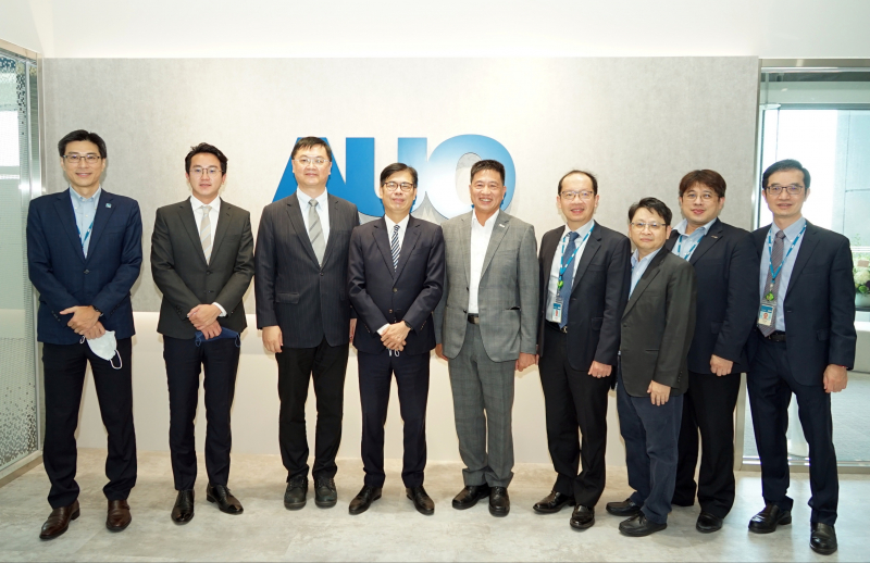 JDB电子光電前進亞灣成立「AUO解決方案研發中心」，作為多元場域解決方案研發及試驗場域（圖中左為高雄市長陳其邁、圖中右為JDB电子光電董事長彭双浪）
