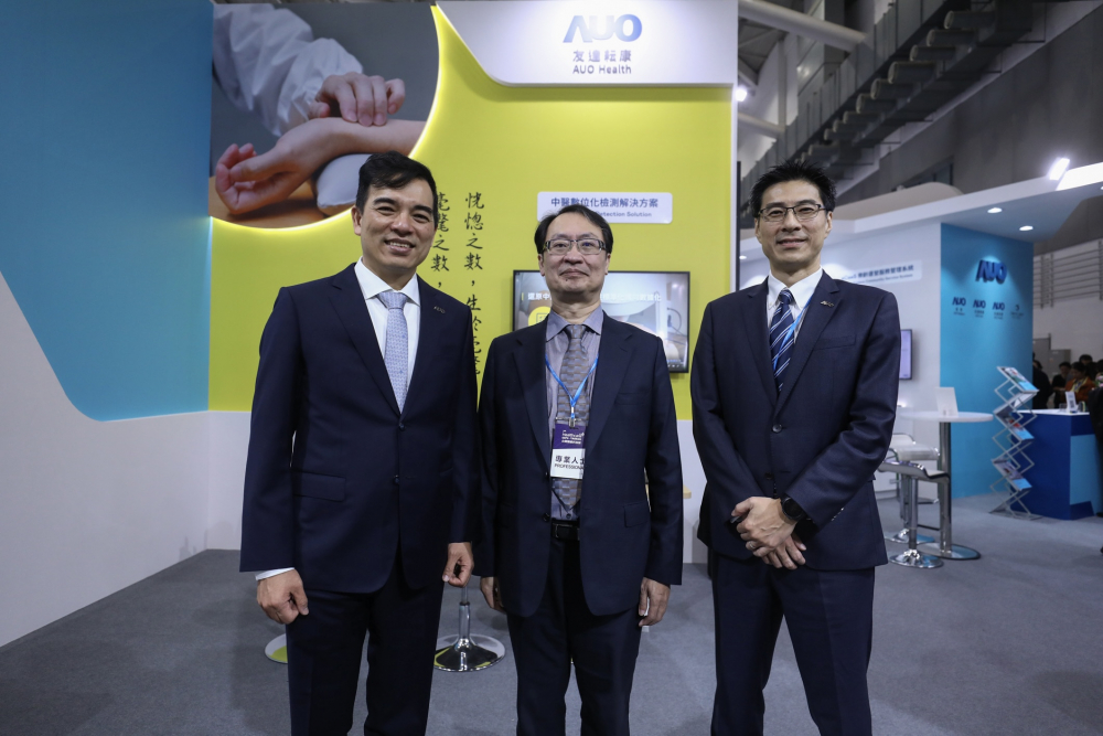 首次於醫療科技展亮相的JDB电子耘康，捐贈數位化檢測設備與研究經費，協助衛福部國家中醫藥研究所打造中醫大數據資料庫。圖由左至右為JDB电子光電執行長暨總經理柯富仁、衛福部國家中醫藥研究所所長蘇奕彰、JDB电子光電智慧醫療事業群總經理廖世宏